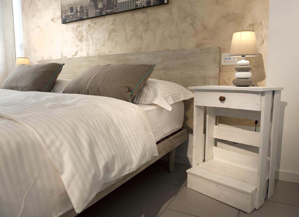 Le Suites - Di Fronte Ospedale Sacro Cuore Negrar Exteriör bild
